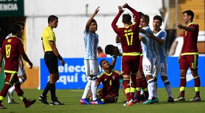 Los juveniles argentinos discuten con sus rivales venezolanos.