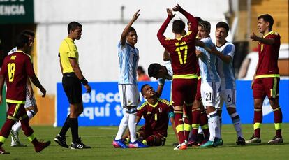 Los juveniles argentinos discuten con sus rivales venezolanos. 