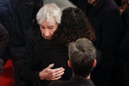 El actor José Sacristán abraza a María Isasi, hija de la actriz Marisa Paredes, en la capilla ardiente.