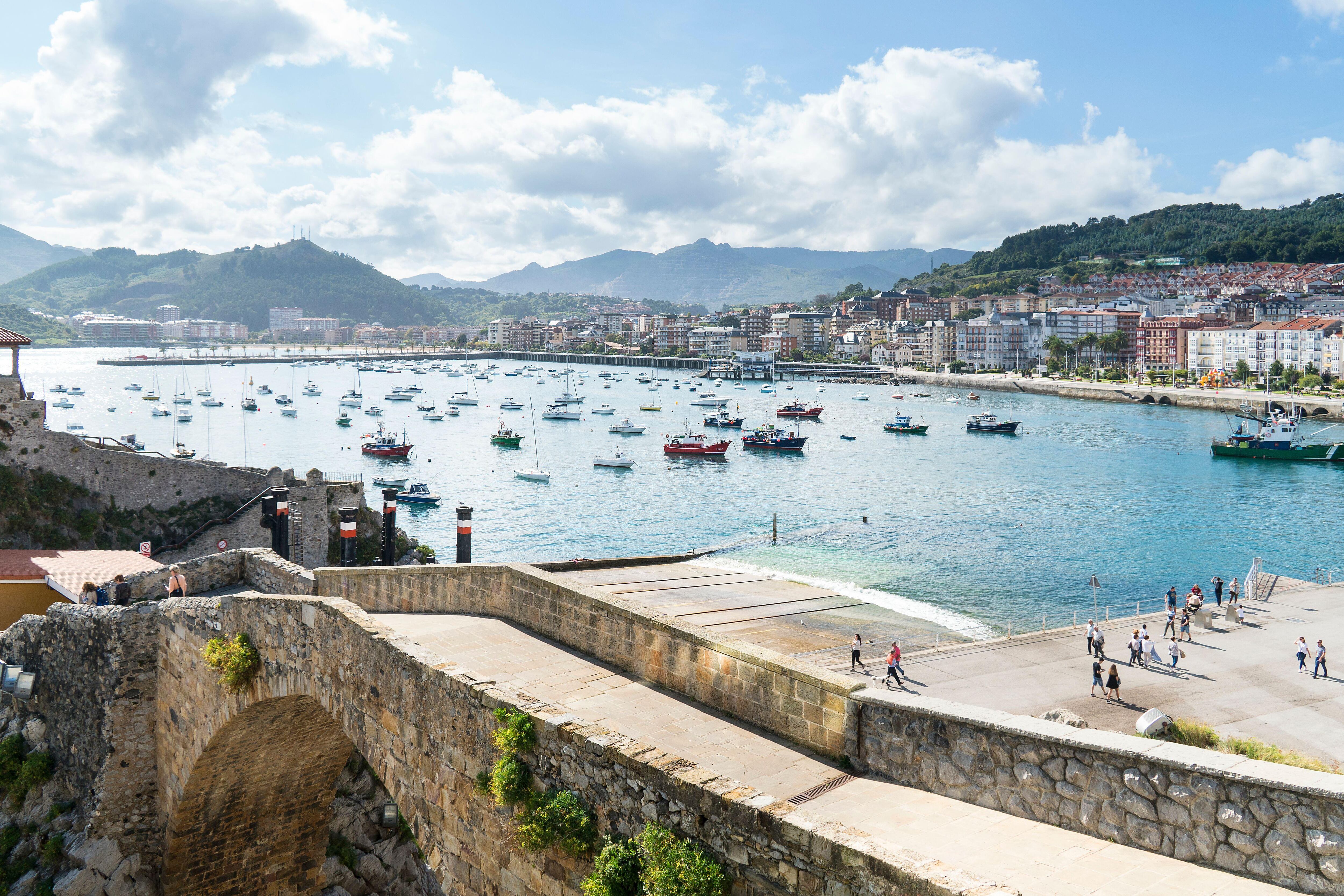 Vista del puente medieval y el puerto de Castro Urdiales.