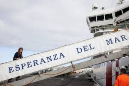 La ministra de Empleo, Fátima Báñez, sube al buque hospital del Instituto Social de la Marina "Esperanza del Mar", que junto al "Juan de la Cosa", presta asistencia a la flota pesquera en el Atlántico norte y el banco subsahariano, antes del simulacro de atención a un barco accidentado que las dos embarcaciones han llevado a cabo hoy en aguas de la costa grancanaria.