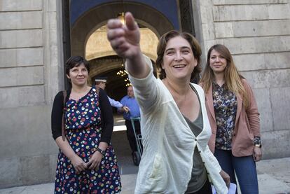 Ada Colau dio la sorpresa la noche del 24 de mayo. No era una completa desconocida, esta activista de 41 años fue portavoz de la Plataforma de Afectados por la Hipoteca antes de presentarse como candidata de Barcelona en Comú a la alcaldía de Barcelona. El partido de Colau fue la fuerza más votada el domingo y consiguió, aunque sin mayoría absoluta, desbancar a Xavier Trias en una victoria que ella misma definió como la lucha de “David contra Goliat”. Restan tiempos de pactos, pero la activista ya ha adelantado cuál será su plan para los primeros meses de mandato, un documento en el que se contemplan actuaciones como multar a los bancos que tengan pisos vacíos o introducir una tasa para las eléctricas.