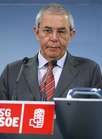 Emilio Pérez Touriño, en el momento de anunciar su dimisión.