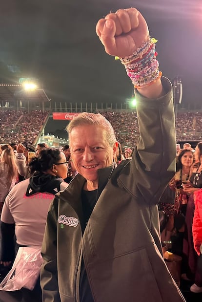 Arturo Zaldívar, ministro de la Suprema Corte de Justicia, durante el concierto de Taylor Swift.