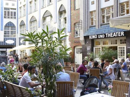 Terrazas en uno de los barrios de moda de Berl&iacute;n.