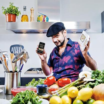 El cocinero Paco Guzmán se enfrenta al reto de cocinar siguiendo las instrucciones de un iPod (izquierda) y una consola Nintendo DS.