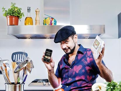 El cocinero Paco Guzmán se enfrenta al reto de cocinar siguiendo las instrucciones de un iPod (izquierda) y una consola Nintendo DS.