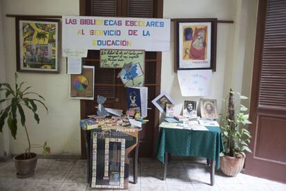 Montaje didáctico en la entrada de la Casa del Pedagogo donde los manuales y programas educativos están al lado de los escritos del poeta y escritor José Martí, y los comandantes revolucionarios Ché Guevara y Camilo Cienfuegos.
