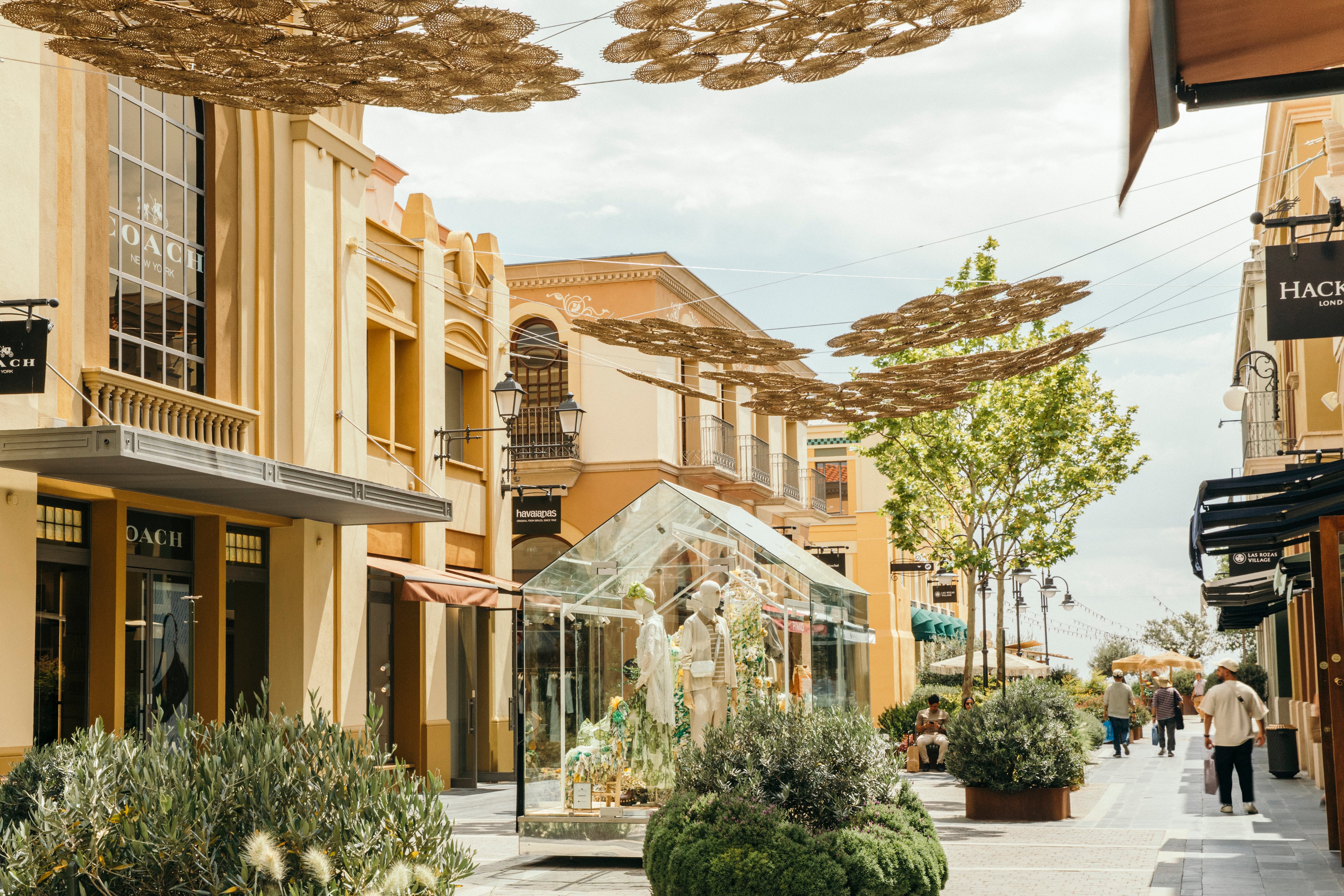 Interior de uno de los patios de Las Rozas Village en Madrid