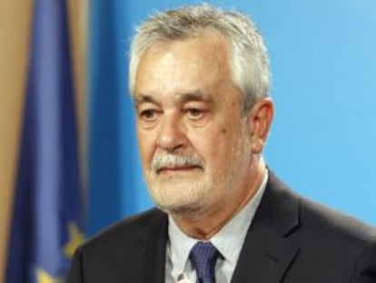 José Antonio Griñán, en la presidencia de la Junta. Detrás, las banderas de Andalucía, España y la Unión Europea.