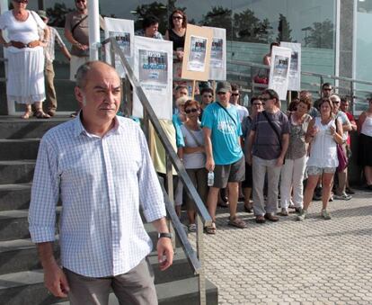 Martin Garitano sale del hospital tras visitar al preso Uribetxebarria, en agosto pasado.