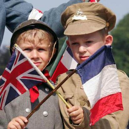 Dos niños franceses hacen ondear la bandera de su país junto con la británica en julio pasado.