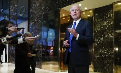 El senador Sessions comparece ante los medios en la Trump Tower.