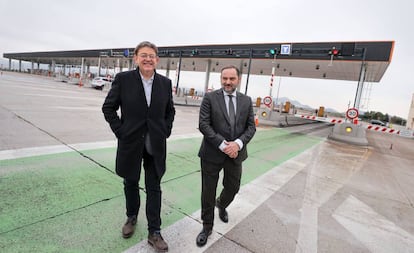 El president de la Generalitat, Ximo Puig (izqda) y el ministro de Fomento en funciones, José Luis Ábalos, en el área de peaje de Sagunto.