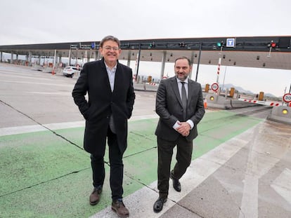 El president de la Generalitat, Ximo Puig (izqda) y el ministro de Fomento en funciones, José Luis Ábalos, en el área de peaje de Sagunto.