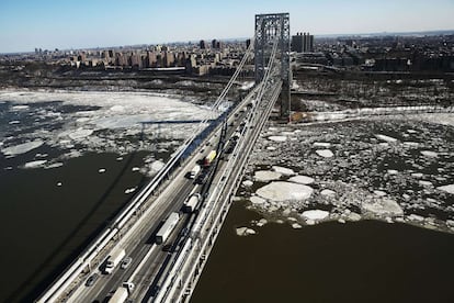 As escolas não fecharam em Nova York e arredores. O transporte público, apesar de alguns atrasos, continuou funcionando.