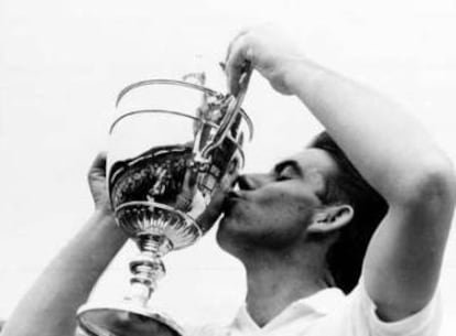Manolo Santana besa el trofeo de Wimbledon que ganó en 1966 al estadounidense Dennis Ralston.