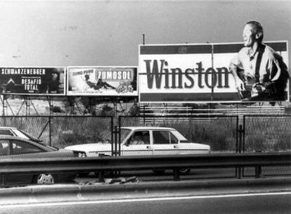 Una valla publicitaria con la imagen de Alan Landers, en 1990, cerca de la actual A-6.