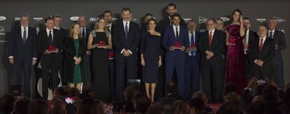 Los Reyes posan con los galardonados durante la celebración del 50º aniversario del diario deportivo AS, esta noche en la Galería de Cristal del Palacio de Cibeles, en Madrid.