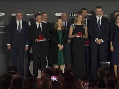 Los Reyes posan con los galardonados durante la celebración del 50º aniversario del diario deportivo AS, esta noche en la Galería de Cristal del Palacio de Cibeles, en Madrid.