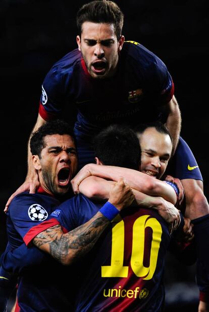 Alves, Alba e Iniesta felicitan a Messi por el segundo gol del argentino en el partido de la Champions entre Barcelona y Milan, en 2013