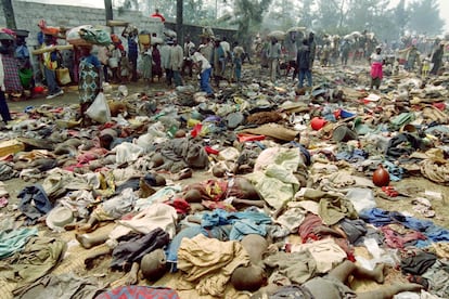 La mayoría de las víctimas fueron tutsis, aunque también fueron exterminados hutus, la etnia a la que pertenecían los autores de la matanza, soldados del Ejército y miembros de la milicia extremista Interahamwe (los que matan juntos). En la imagen, refugiados ruandeses pasan junto a los cadáveres de un centenar de personas, cuyos restos fueron pisoteados en la ciudad fronteriza de Goma (en el entonces Zaire; hoy República Democrática del Congo), mientras huyen de la última ofensiva del Frente Patriótico, el 18 de julio de 1994.
