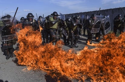 Policías antidisturbios y soldados de las fuerzas de paz de la OTAN durante unos ejercicios antidisturbios cerca del pueblo de Vrelo (Serbia).