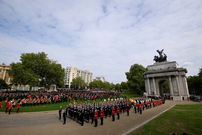 El féretro de la reina Isabel II pasa por el arco de Wellington, en Londres.
