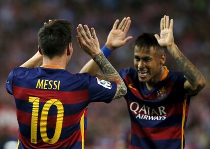 Messi y Neymar celebran el gol del argentino que dio la victoria al Bar&ccedil;a en el Calder&oacute;n