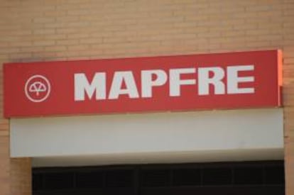 Logotipo de la Compañía de Seguros Mapfre Vida, en una sucursal de Sanchinarro (Madrid). EFE/ Archivo