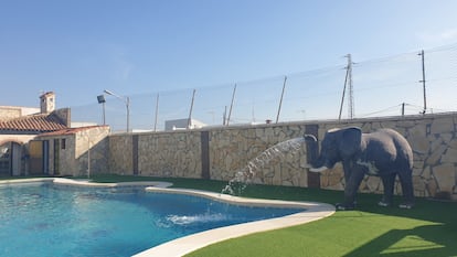 Una de las últimas casas registradas en La Línea, del clan de Polo, tenía un elefante de fibra que surtía de agua a la piscina.