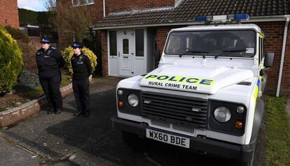 Oficiales de la policía británica delante de la casa del espía Sergei Skripal en Salisbury el pasado marzo.