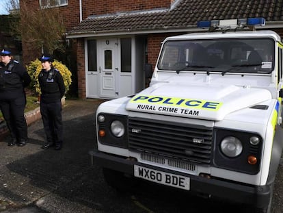 Oficiales de la policía británica delante de la casa del espía Sergei Skripal en Salisbury el pasado marzo. 