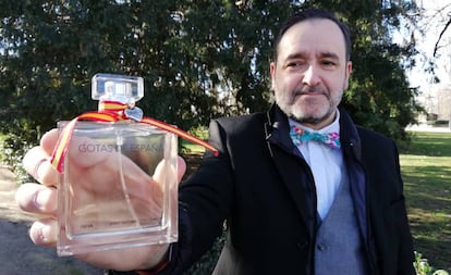 El publicista Rafael Povo muestra un frasco de su perfume, Gotas de España.