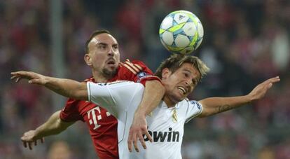 Coentrão trata de evitar un cabezazo de Ribéry durante el partido del martes en Múnich entre el Bayern y el Madrid