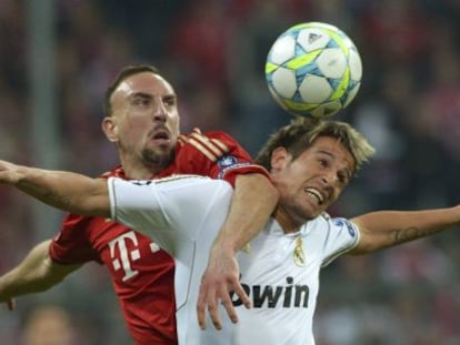 Coentrão trata de evitar un cabezazo de Ribéry durante el partido del martes en Múnich entre el Bayern y el Madrid