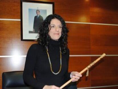 Dolores Plata, con el bastón de mando del Ayuntamiento de Otura.