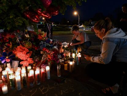Vigilia en recuerdo de las víctimas del tiroteo, en la noche del domingo en Búfalo (Nueva York).