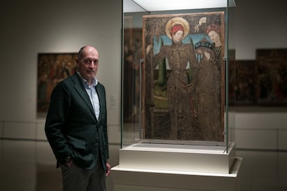 Joan Oliveras, junto con el 'Sant Jordi y la princesa', una de las obras góticas más destacadas de la colección del MNAC, el museo que él preside.