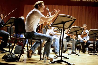 La violinista Antje Weithass, concertino-directora de la nueva formaci&oacute;n, durante un ensayo. 