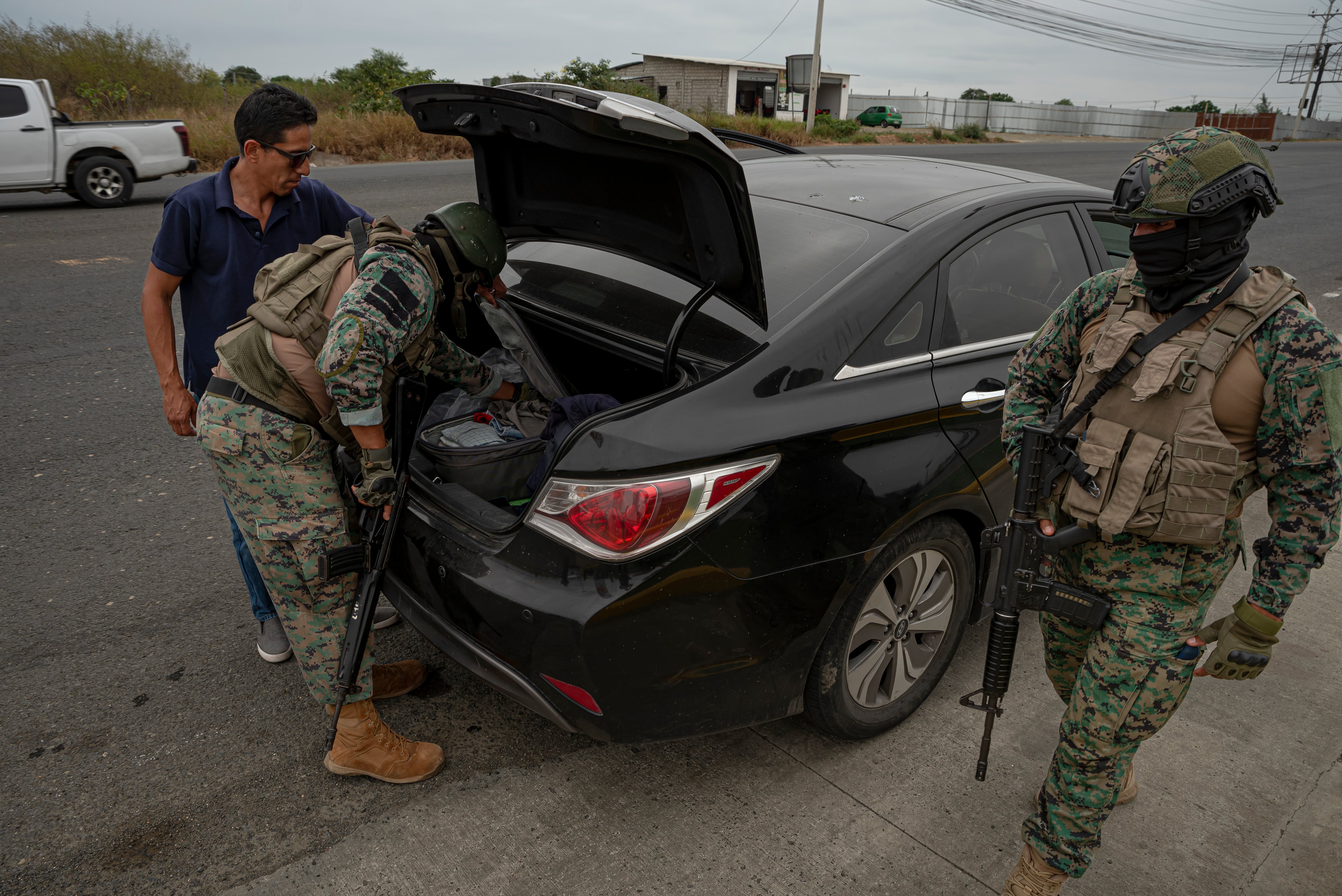 Militares revisan a los autos y a sus ocupantes, durante el estado de excepción dispuesto por el presidente de la República, en Manta, el 7 de junio de 2024.