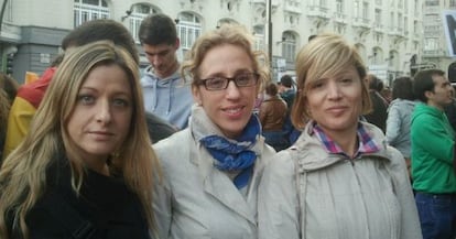 Las manifestantes Montse Fernández, Silvia Llopis y Vanessa Fernández.