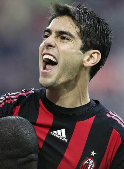 Kaká festeja un gol con el Milan.