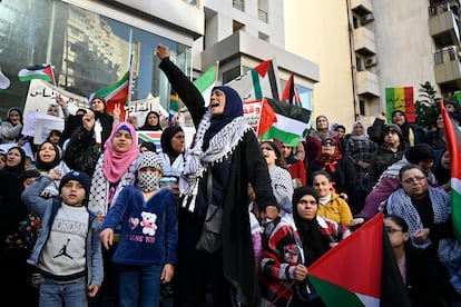 Protesta propalestina ante la sede de la embajada de Sudáfrica en apoyo a la denuncia que han interpuesto en el Tribunal Internacional de Justicia por incitación al genocidio por Israel, el 19 de enero en Beirut (Líbano).