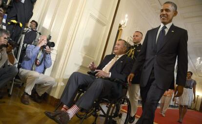 El expresidente de EE UU, George H W Bush junto con el actual mandatario, Barack Obama, en la Casa Blanca.
