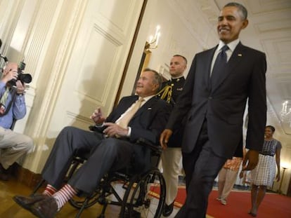 El expresidente de EE UU, George H W Bush junto con el actual mandatario, Barack Obama, en la Casa Blanca.