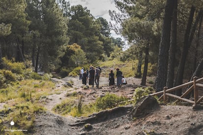 La artista Paloma Gámez compartió con el público un paseo por el Barranco de Víznar, afueras de Granada sobre el que planea el asesinato de Lorca y de otras muchas personalidades.