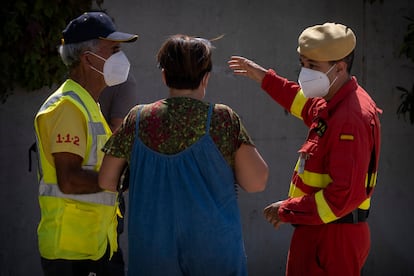 Alberto Pastor (derecha) atendía el domingo a una mujer desalojada.