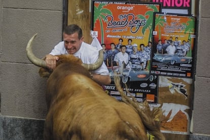 8 de julio de 2001. Un toro de Millares atrapa a un corredor en la calle Estafeta.