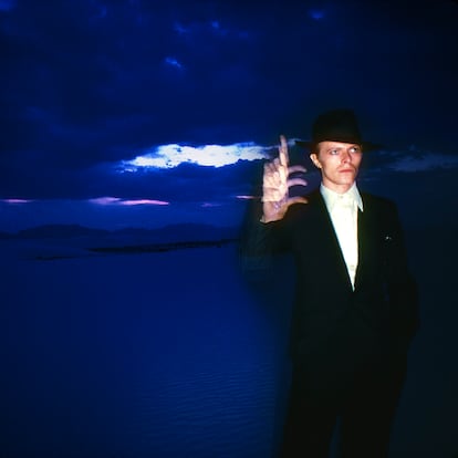 Duffy acompañó a Bowie al desierto de Nuevo México para fotografiarlo al anochecer durante el rodaje de 'El hombre que cayó a la Tierra'. La imagen forma parte de la exposición 'Bowie taken by Duffy', en Madrid.